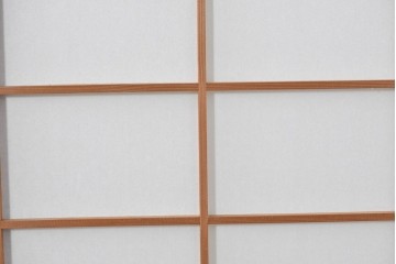 ヴィンテージ建具　昭和中期　高級品‼　腰板黒柿材　枠漆塗り　黒柿材ならではの個性的な杢目が目を引く雪見障子戸4枚セット　(R-086061)