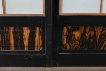 ヴィンテージ建具　昭和中期　高級品‼　腰板黒柿材　枠漆塗り　黒柿材ならではの個性的な杢目が目を引く雪見障子戸4枚セット　(R-086061)