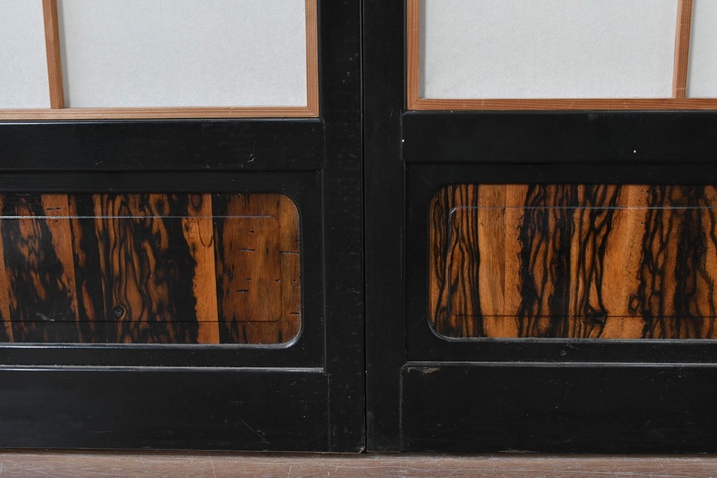 ヴィンテージ建具　昭和中期　高級品‼　腰板黒柿材　枠漆塗り　黒柿材ならではの個性的な杢目が目を引く雪見障子戸4枚セット　(R-086061)