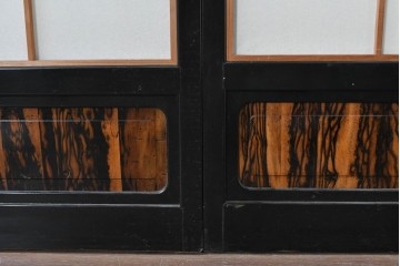 ヴィンテージ建具　昭和中期　高級品‼　腰板黒柿材　枠漆塗り　黒柿材ならではの個性的な杢目が目を引く雪見障子戸4枚セット　(R-086061)