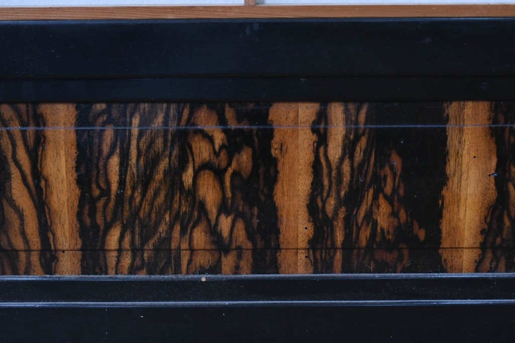 ヴィンテージ建具　昭和中期　高級品‼　腰板黒柿材　枠漆塗り　黒柿材ならではの個性的な杢目が目を引く雪見障子戸4枚セット　(R-086061)