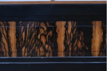 ヴィンテージ建具　昭和中期　高級品‼　腰板黒柿材　枠漆塗り　黒柿材ならではの個性的な杢目が目を引く雪見障子戸4枚セット　(R-086061)