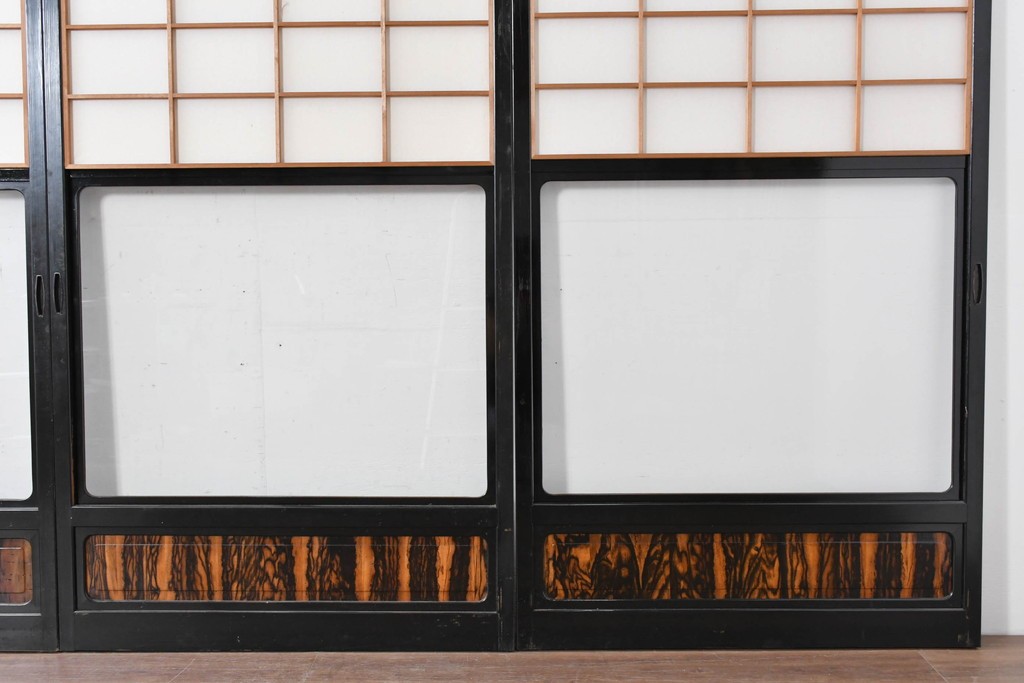 ヴィンテージ建具　昭和中期　高級品‼　腰板黒柿材　枠漆塗り　黒柿材ならではの個性的な杢目が目を引く雪見障子戸4枚セット　(R-086061)