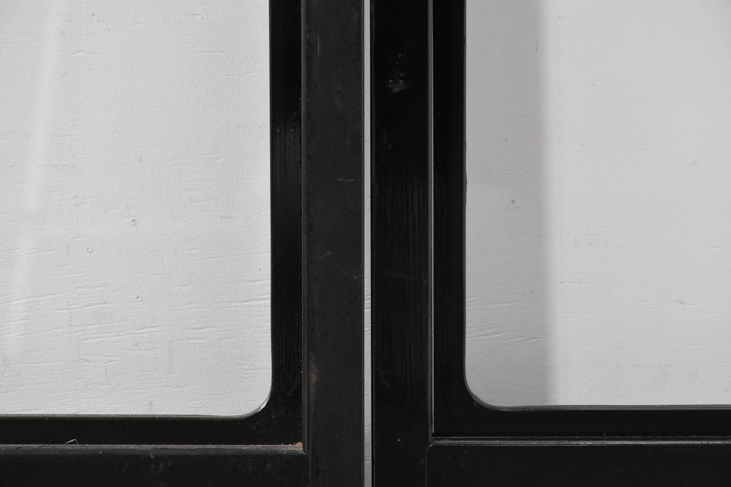 ヴィンテージ建具　昭和中期　高級品‼　腰板黒柿材　枠漆塗り　黒柿材ならではの個性的な杢目が目を引く雪見障子戸4枚セット　(R-086061)