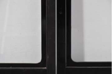 ヴィンテージ建具　昭和中期　高級品‼　腰板黒柿材　枠漆塗り　黒柿材ならではの個性的な杢目が目を引く雪見障子戸4枚セット　(R-086061)