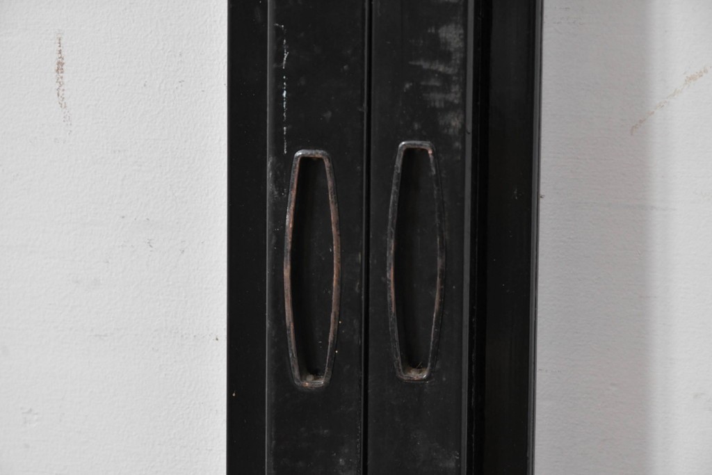 ヴィンテージ建具　昭和中期　高級品‼　腰板黒柿材　枠漆塗り　黒柿材ならではの個性的な杢目が目を引く雪見障子戸4枚セット　(R-086061)