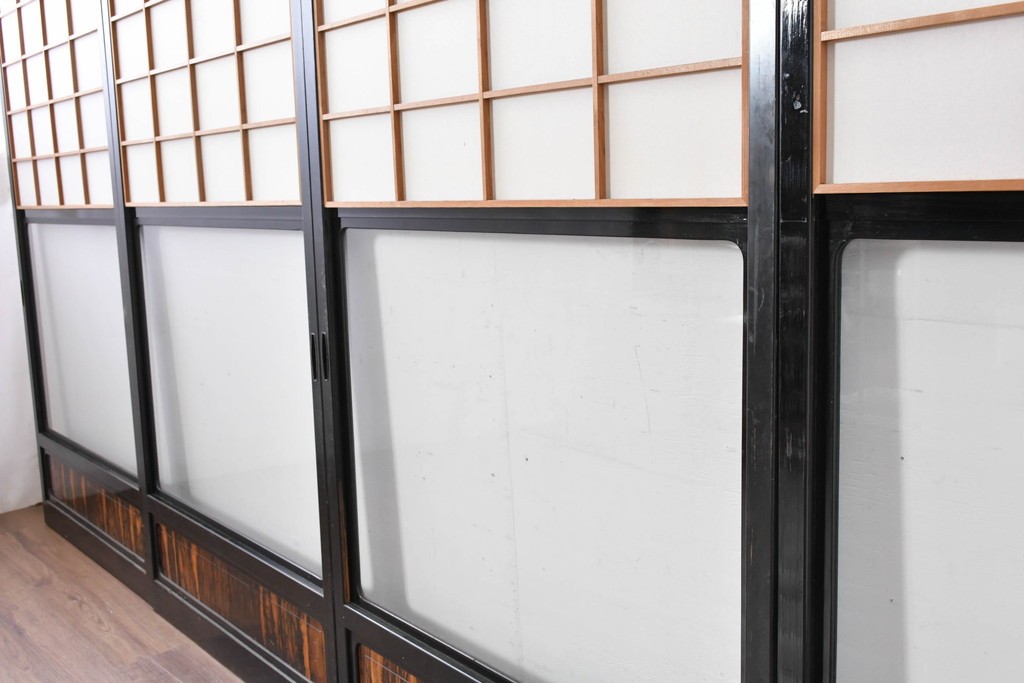 ヴィンテージ建具　昭和中期　高級品‼　腰板黒柿材　枠漆塗り　黒柿材ならではの個性的な杢目が目を引く雪見障子戸4枚セット　(R-086061)
