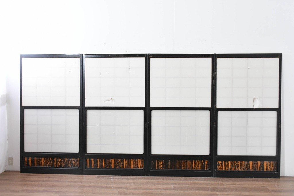 ヴィンテージ建具　昭和中期　高級品‼　腰板黒柿材　枠漆塗り　黒柿材ならではの個性的な杢目が目を引く雪見障子戸4枚セット　(R-086061)
