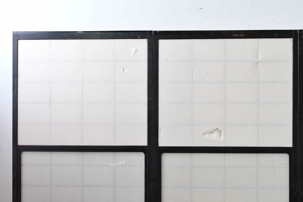 ヴィンテージ建具　昭和中期　高級品‼　腰板黒柿材　枠漆塗り　黒柿材ならではの個性的な杢目が目を引く雪見障子戸4枚セット　(R-086061)