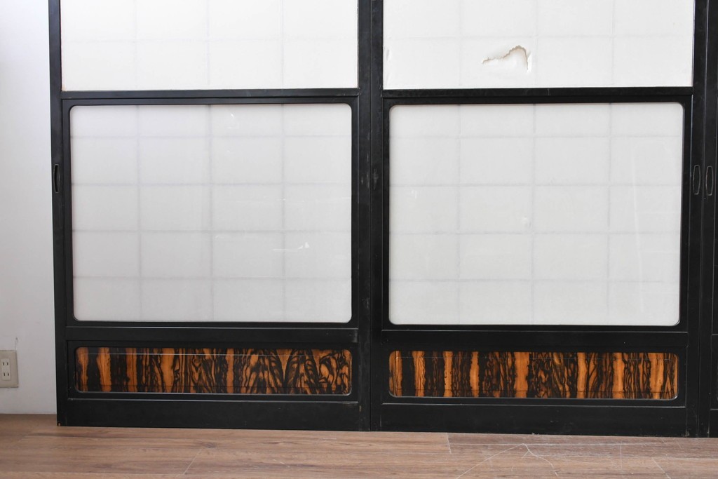 ヴィンテージ建具　昭和中期　高級品‼　腰板黒柿材　枠漆塗り　黒柿材ならではの個性的な杢目が目を引く雪見障子戸4枚セット　(R-086061)