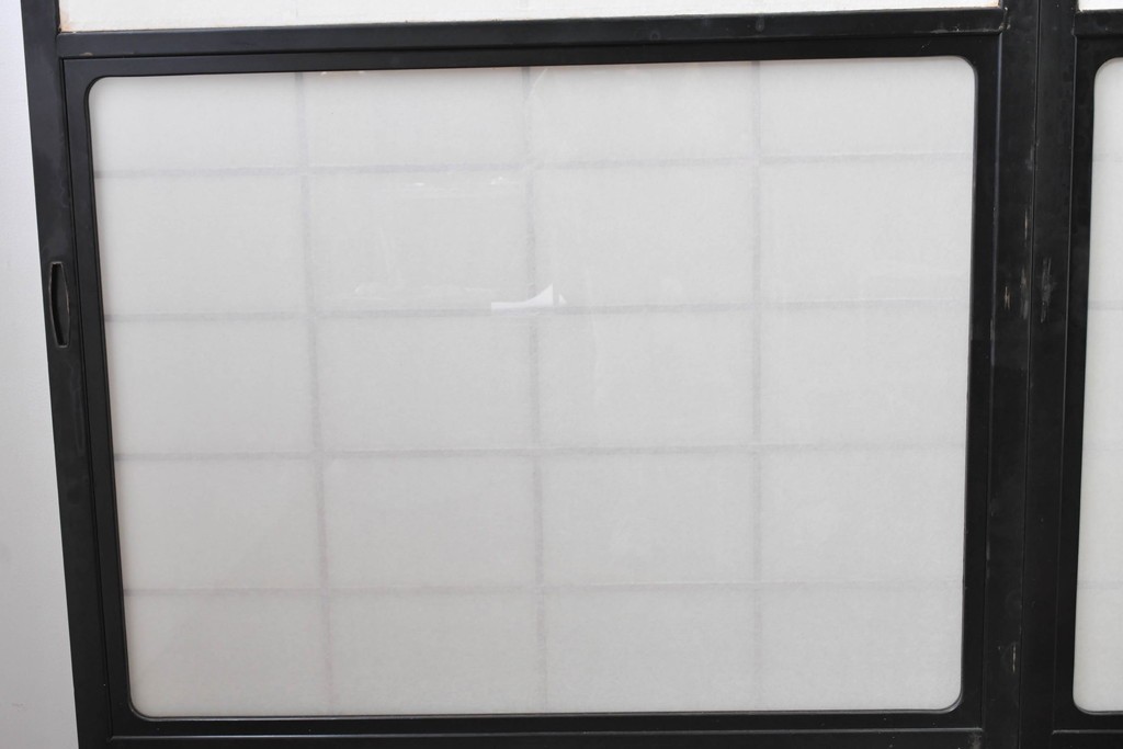 ヴィンテージ建具　昭和中期　高級品‼　腰板黒柿材　枠漆塗り　黒柿材ならではの個性的な杢目が目を引く雪見障子戸4枚セット　(R-086061)