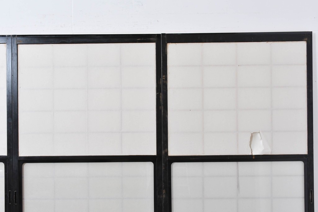 ヴィンテージ建具　昭和中期　高級品‼　腰板黒柿材　枠漆塗り　黒柿材ならではの個性的な杢目が目を引く雪見障子戸4枚セット　(R-086061)