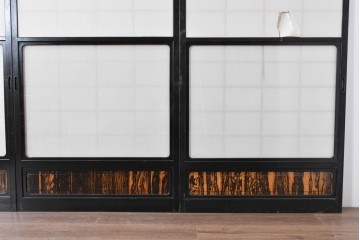 ヴィンテージ建具　昭和中期　高級品‼　腰板黒柿材　枠漆塗り　黒柿材ならではの個性的な杢目が目を引く雪見障子戸4枚セット　(R-086061)