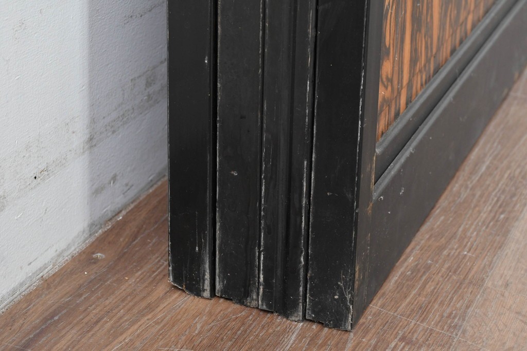 ヴィンテージ建具　昭和中期　高級品‼　腰板黒柿材　枠漆塗り　黒柿材ならではの個性的な杢目が目を引く雪見障子戸4枚セット　(R-086061)