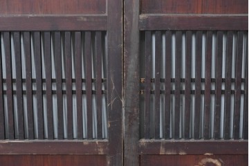 和製アンティーク　明治から大正期　時代を感じる木味と格子が味わい深い格子帯戸2枚セット　(R-086062)