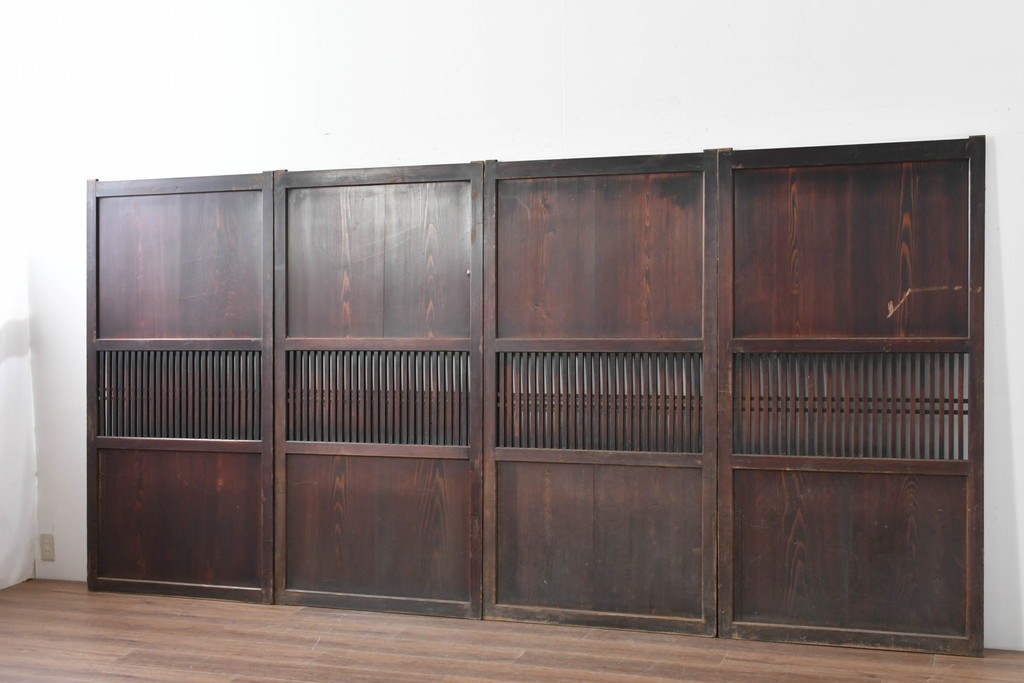 アンティーク建具　明治から大正期　深みのある色合いと格子が趣を添える格子帯戸4枚セット　(R-086064)