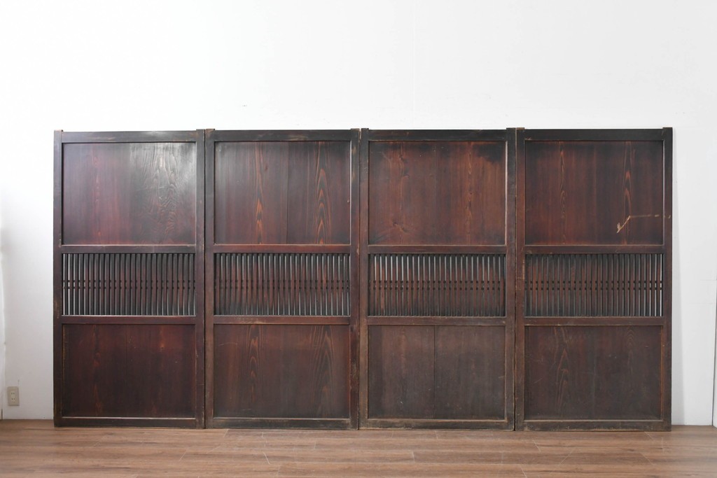アンティーク建具　明治から大正期　深みのある色合いと格子が趣を添える格子帯戸4枚セット　(R-086064)