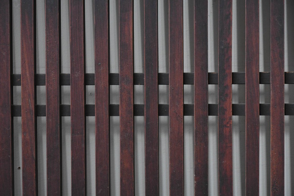 アンティーク建具　明治から大正期　深みのある色合いと格子が趣を添える格子帯戸4枚セット　(R-086064)