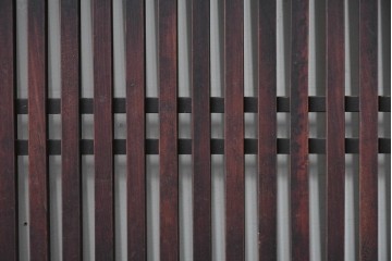 アンティーク建具　明治から大正期　深みのある色合いと格子が趣を添える格子帯戸4枚セット　(R-086064)