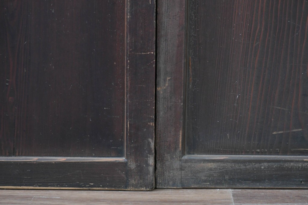 アンティーク建具　明治から大正期　深みのある色合いと格子が趣を添える格子帯戸4枚セット　(R-086064)