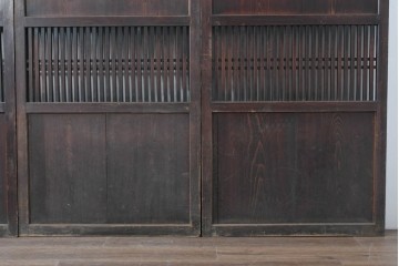 アンティーク建具　明治から大正期　深みのある色合いと格子が趣を添える格子帯戸4枚セット　(R-086064)