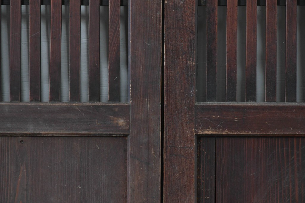 アンティーク建具　明治から大正期　深みのある色合いと格子が趣を添える格子帯戸4枚セット　(R-086064)