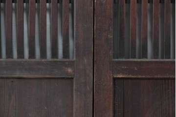 アンティーク建具　明治から大正期　深みのある色合いと格子が趣を添える格子帯戸4枚セット　(R-086064)
