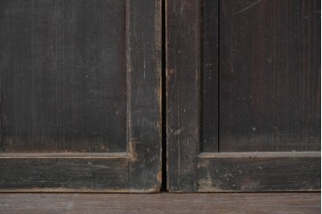 アンティーク建具　明治から大正期　深みのある色合いと格子が趣を添える格子帯戸4枚セット　(R-086064)