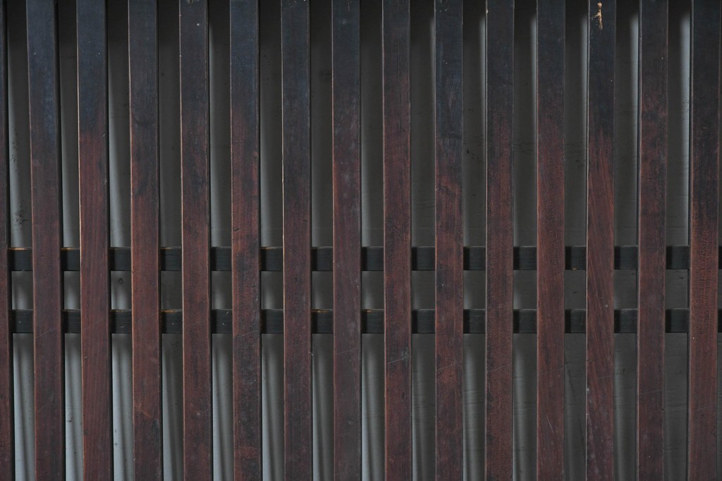 アンティーク建具　明治から大正期　深みのある色合いと格子が趣を添える格子帯戸4枚セット　(R-086064)