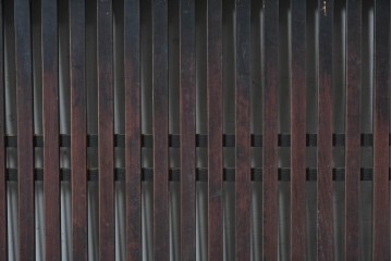 アンティーク建具　明治から大正期　深みのある色合いと格子が趣を添える格子帯戸4枚セット　(R-086064)