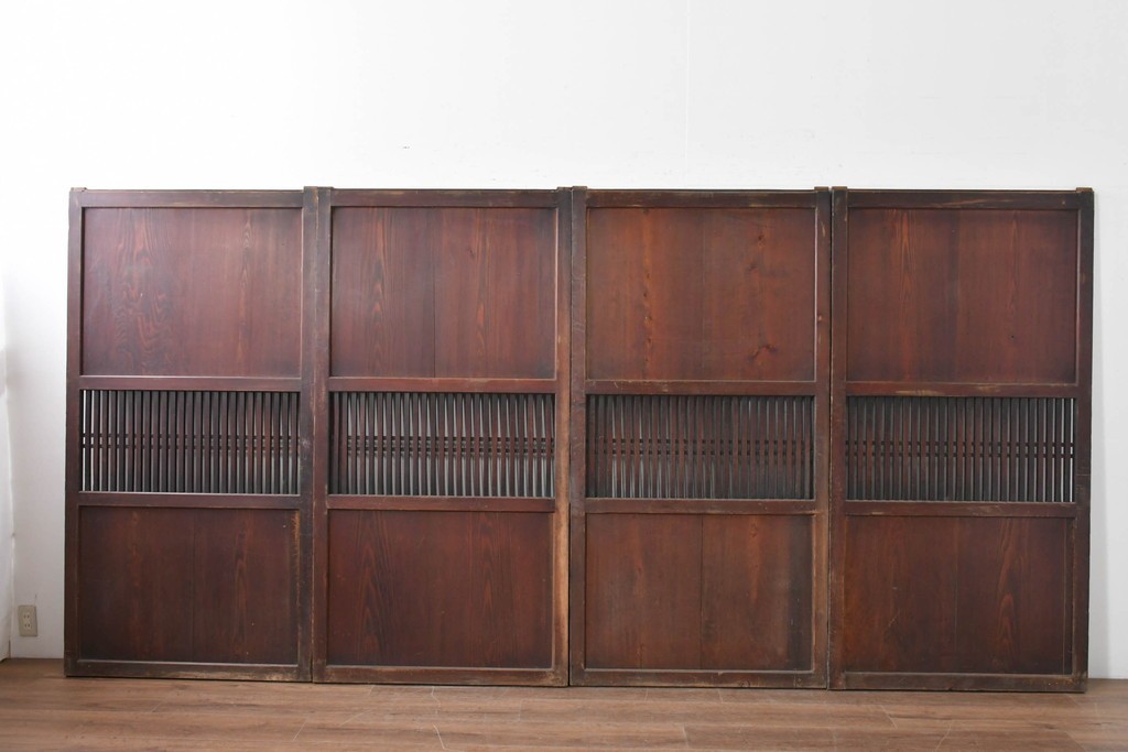 アンティーク建具　明治から大正期　深みのある色合いと格子が趣を添える格子帯戸4枚セット　(R-086064)