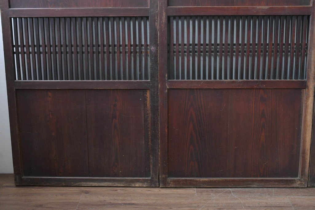 アンティーク建具　明治から大正期　深みのある色合いと格子が趣を添える格子帯戸4枚セット　(R-086064)