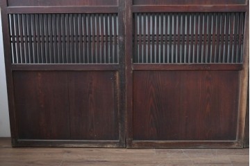 アンティーク建具　明治から大正期　深みのある色合いと格子が趣を添える格子帯戸4枚セット　(R-086064)