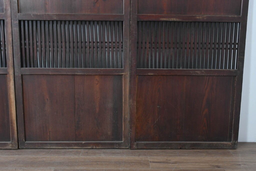 アンティーク建具　明治から大正期　深みのある色合いと格子が趣を添える格子帯戸4枚セット　(R-086064)