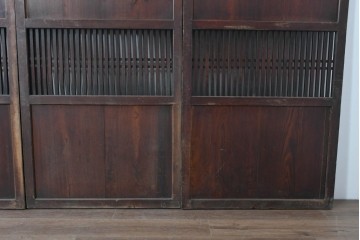 アンティーク建具　明治から大正期　深みのある色合いと格子が趣を添える格子帯戸4枚セット　(R-086064)