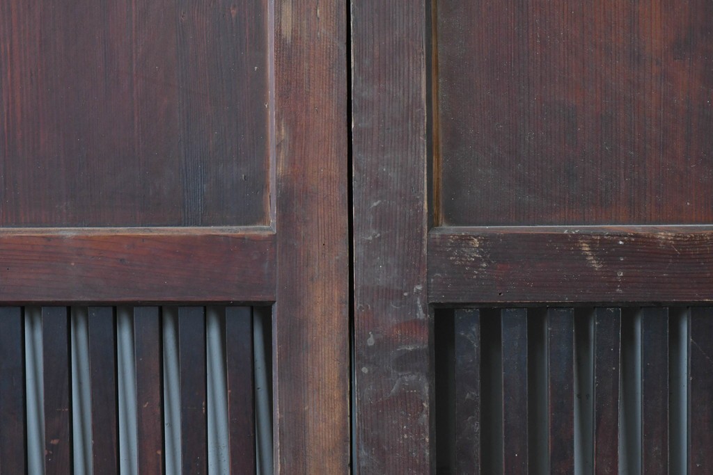 アンティーク建具　明治から大正期　深みのある色合いと格子が趣を添える格子帯戸4枚セット　(R-086064)