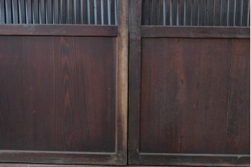 アンティーク建具　明治から大正期　深みのある色合いと格子が趣を添える格子帯戸4枚セット　(R-086064)