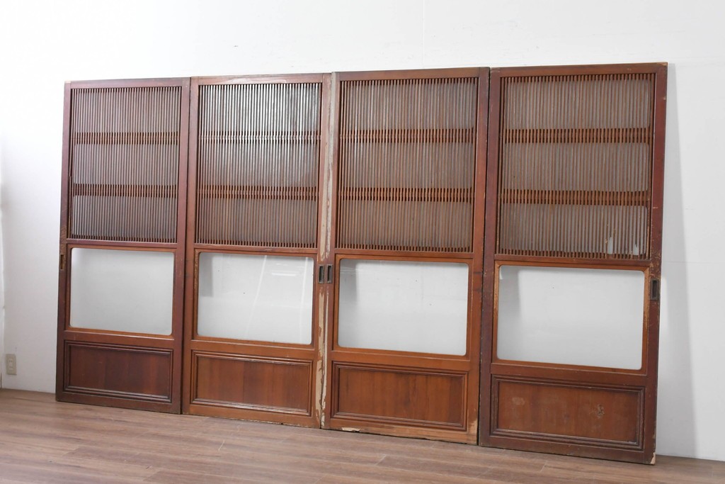 アンティーク建具　昭和初期から中期　細やかな格子とやわらかな光を通す裏ガラス入りの幅狭格子戸4枚セット　(R-086065)