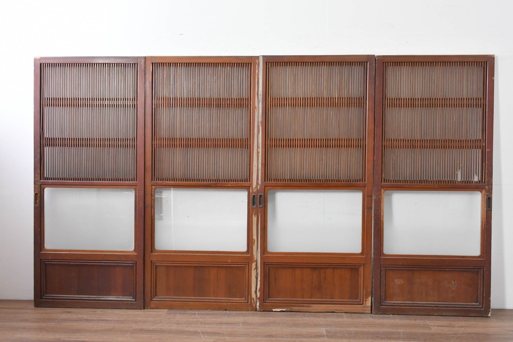 アンティーク建具　昭和初期から中期　細やかな格子とやわらかな光を通す裏ガラス入りの幅狭格子戸4枚セット　(R-086065)