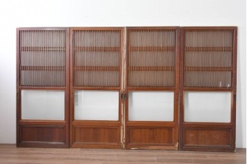 アンティーク建具　昭和初期から中期　細やかな格子とやわらかな光を通す裏ガラス入りの幅狭格子戸4枚セット　(R-086065)