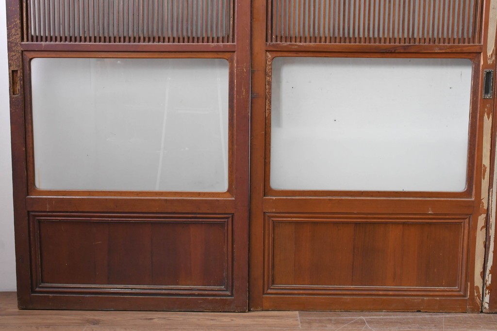 アンティーク建具　昭和初期から中期　細やかな格子とやわらかな光を通す裏ガラス入りの幅狭格子戸4枚セット　(R-086065)