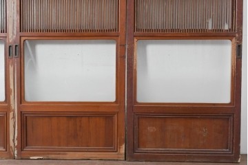 アンティーク建具　昭和初期から中期　細やかな格子とやわらかな光を通す裏ガラス入りの幅狭格子戸4枚セット　(R-086065)