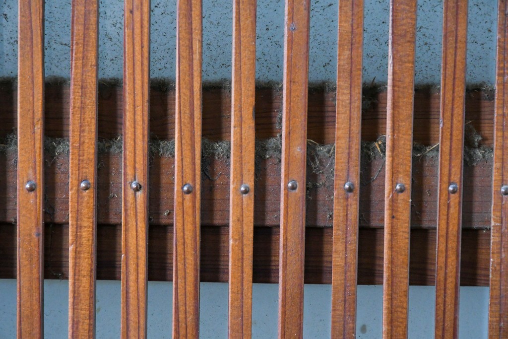 アンティーク建具　昭和初期から中期　細やかな格子とやわらかな光を通す裏ガラス入りの幅狭格子戸4枚セット　(R-086065)