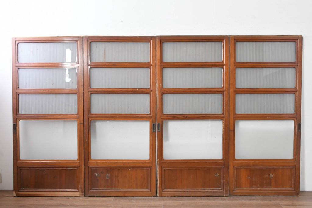 アンティーク建具　昭和初期から中期　細やかな格子とやわらかな光を通す裏ガラス入りの幅狭格子戸4枚セット　(R-086065)