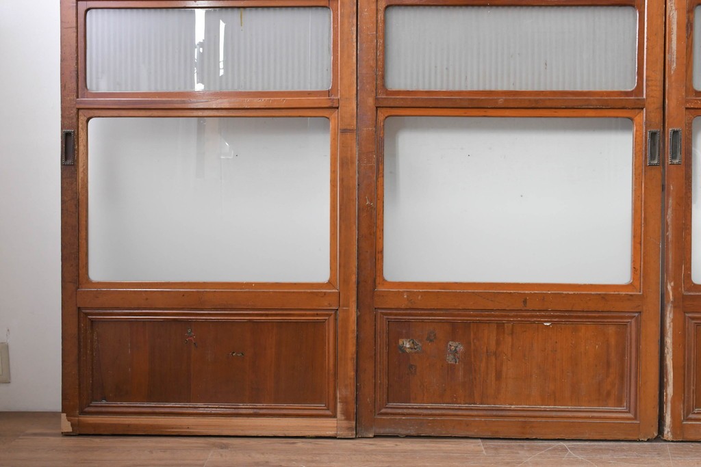 アンティーク建具　昭和初期から中期　細やかな格子とやわらかな光を通す裏ガラス入りの幅狭格子戸4枚セット　(R-086065)