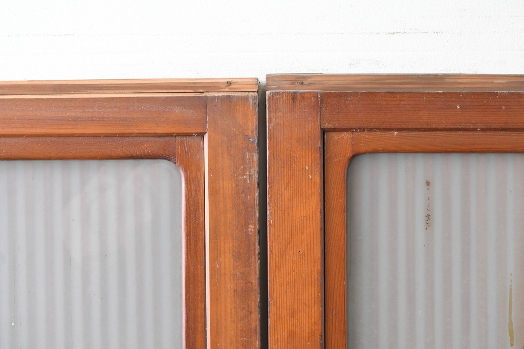 アンティーク建具　昭和初期から中期　細やかな格子とやわらかな光を通す裏ガラス入りの幅狭格子戸4枚セット　(R-086065)