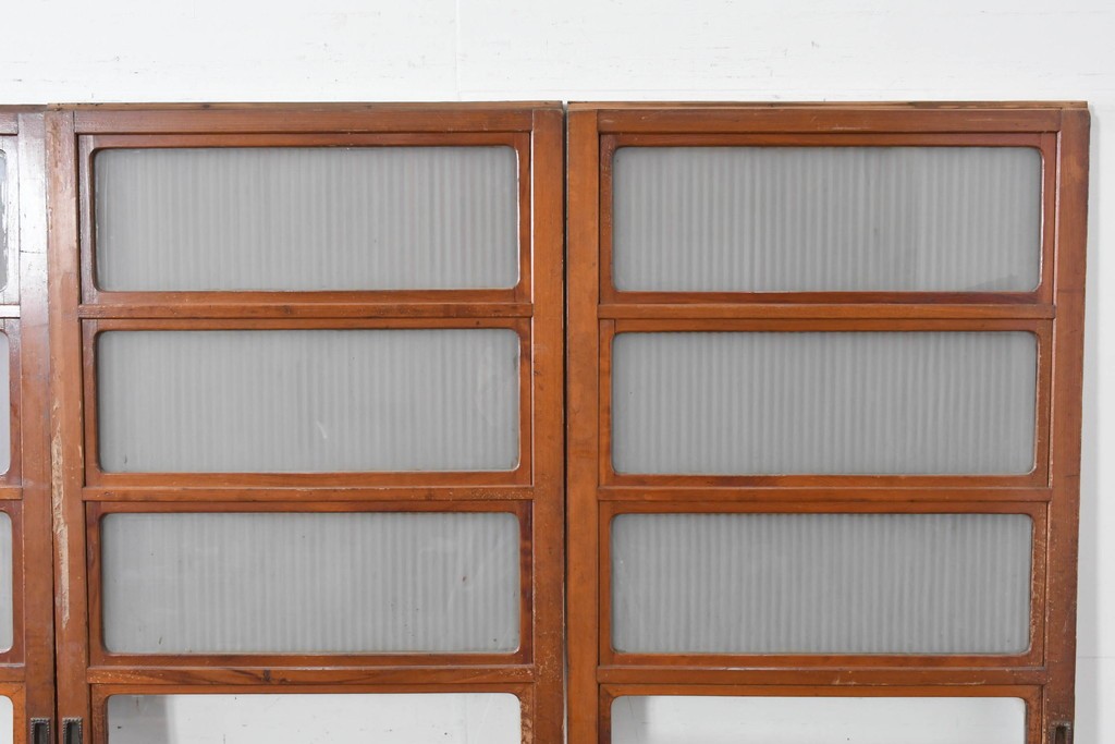 アンティーク建具　昭和初期から中期　細やかな格子とやわらかな光を通す裏ガラス入りの幅狭格子戸4枚セット　(R-086065)