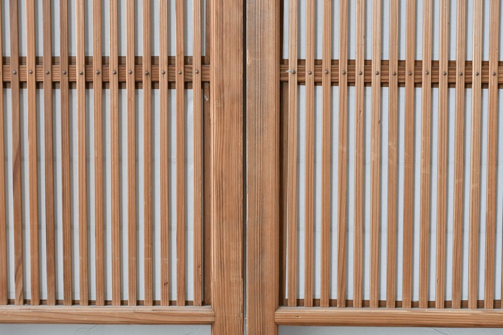 アンティーク建具　大正期　裏障子付き　味わいある木味が楽しめる幅狭格子戸4枚セット　(R-086067)