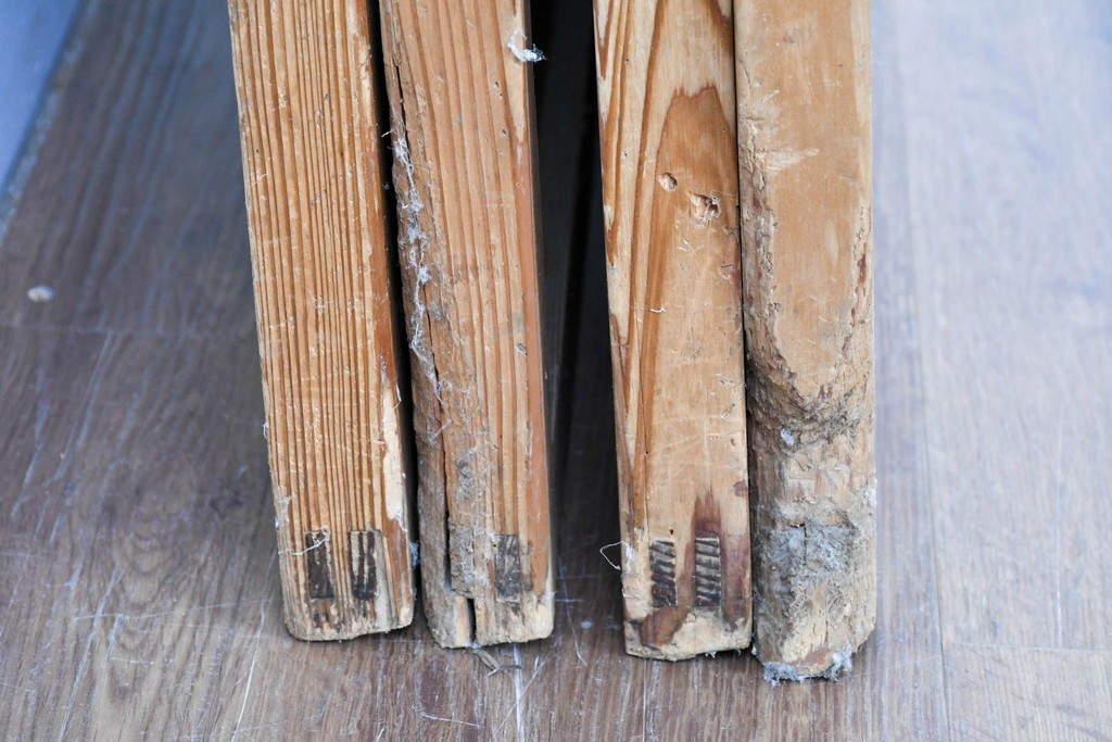 アンティーク建具　大正期　裏障子付き　味わいある木味が楽しめる幅狭格子戸4枚セット　(R-086067)