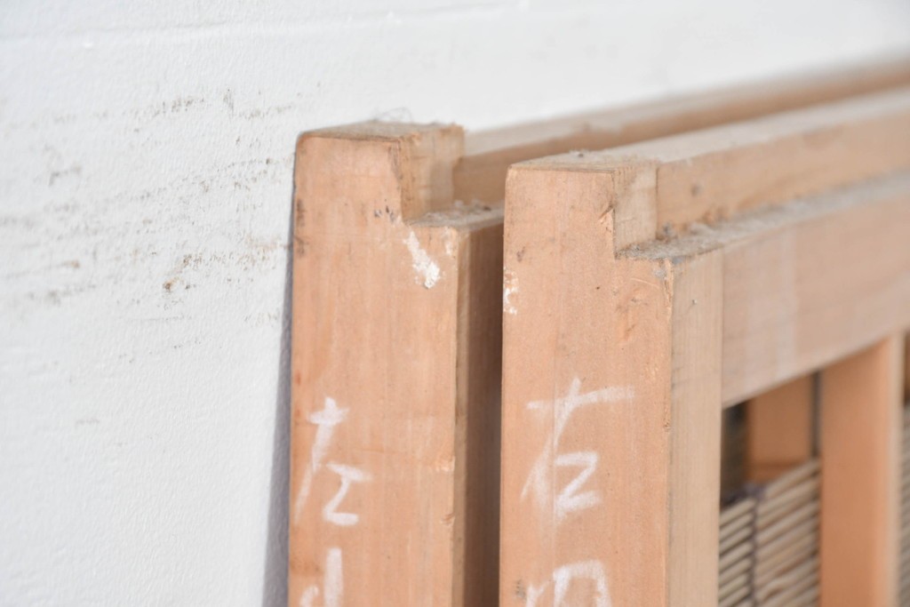ヴィンテージ建具　昭和後期　明るい木色と簾使いが涼やかな幅狭簾戸2枚セット　(R-086068)